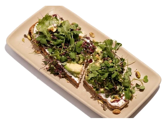 tostada de aguacate y labneh