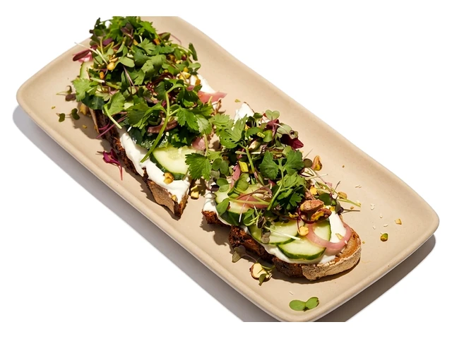 tostada de labneh